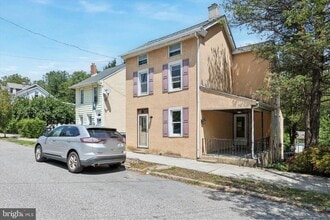Building Photo - 439 Old Elm St
