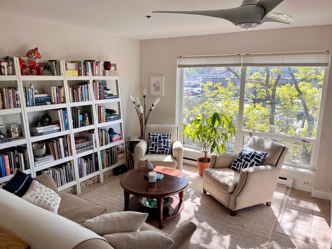 Building Photo - South Portland 2BD/1BA with Balcony at Bre...