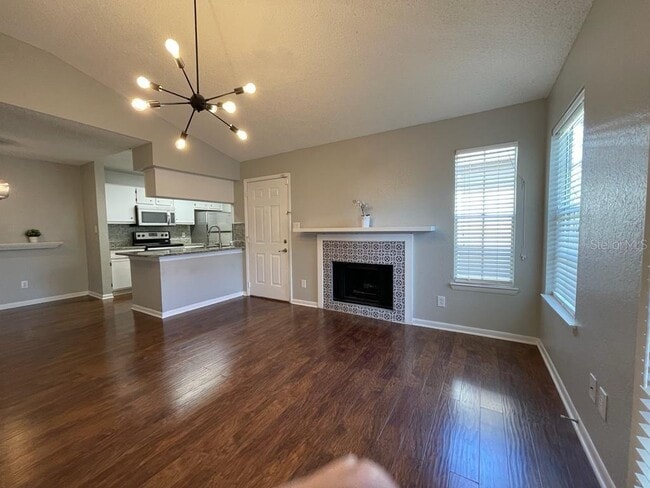 Foto del edificio - 4401 Thornbriar Ln
