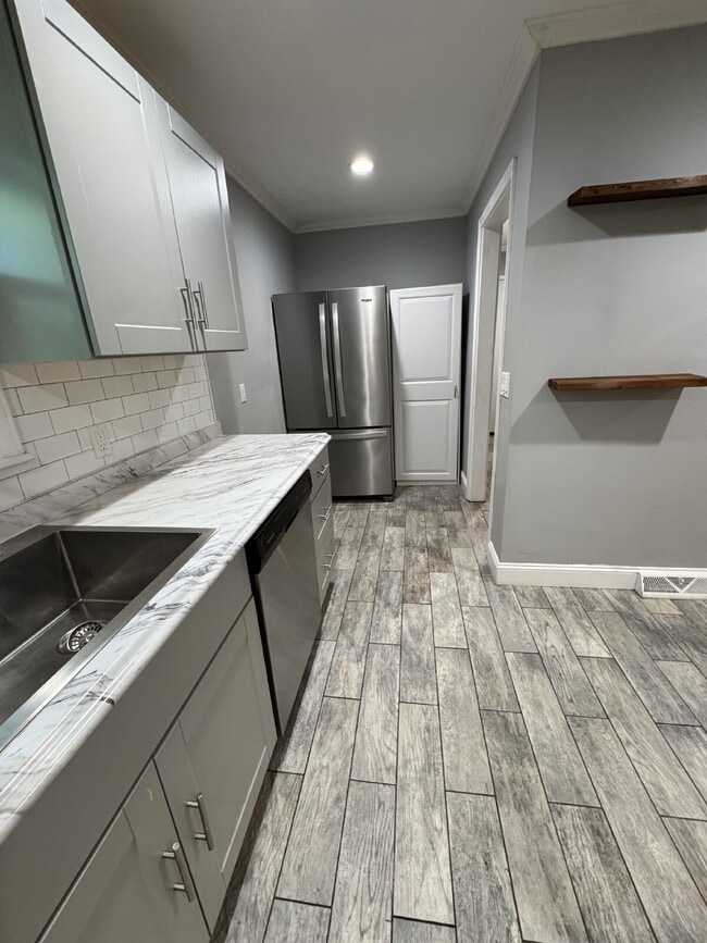 Building Photo - Updated home in Pendleton