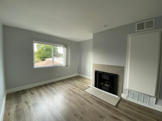 Building Photo - 7407 Haskell Ave