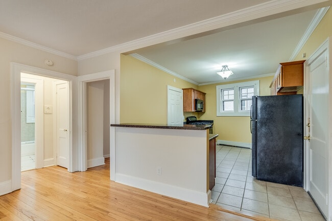 Kitchen Breakfast Nook - Clarendon Apartments