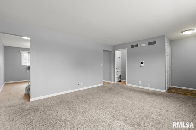 Building Photo - 2020 W Glen Ave