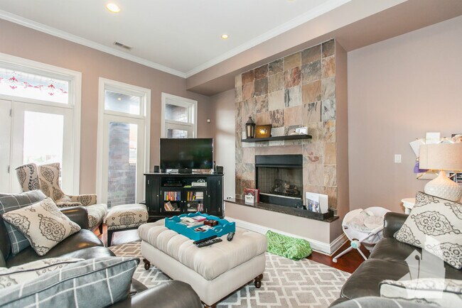 Foto del edificio - 1357 W Grand Ave
