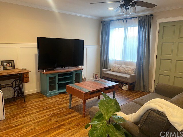 Foto del edificio - 1045 E Huntington Dr