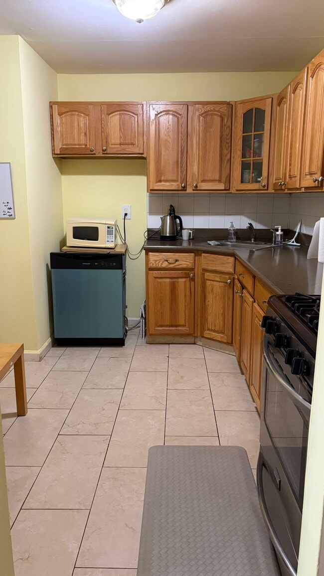 Building Photo - 248 College Dr