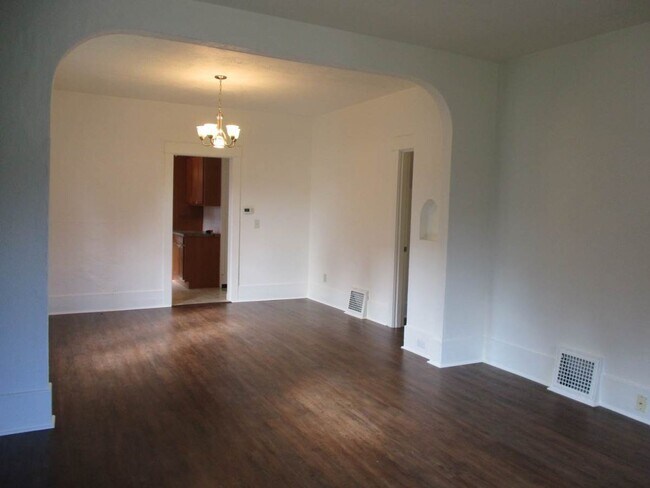 Foto del edificio - Charming 3-Bedroom Craftsman in Central Ta...