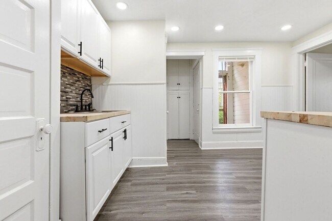Building Photo - 689 Midland Ave