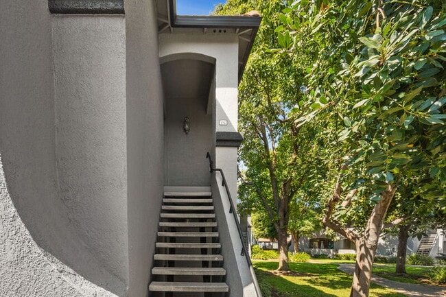 Building Photo - 5201 Laguna Oaks Dr