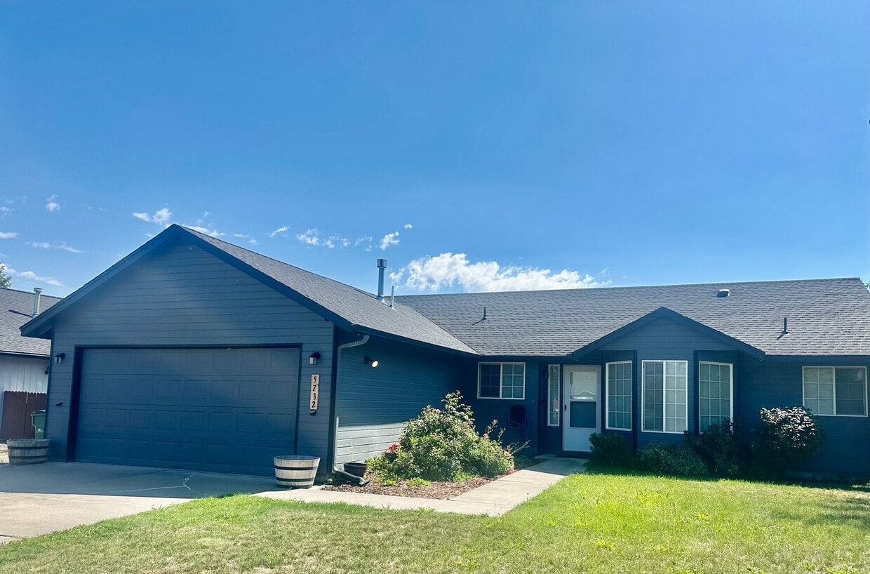 Foto principal - Pet friendly, 3 bdrm, 2 bath house with at...