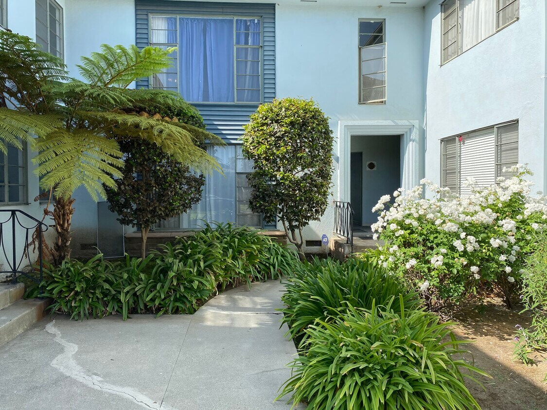 Courtyard - 3211 S Barrington Ave