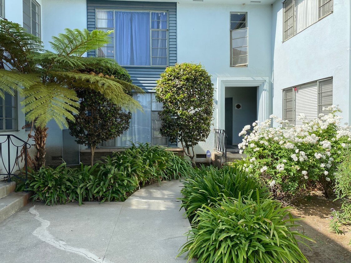 Courtyard - 3211 S Barrington Ave