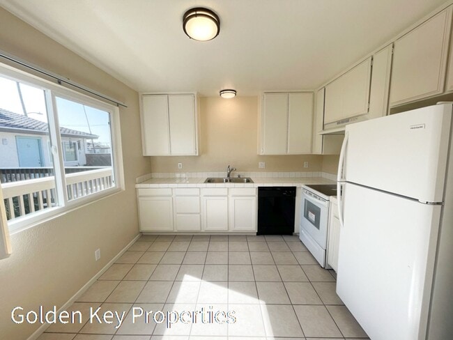 Foto del edificio - Nice 2 BR / 1 BA second story apartment lo...