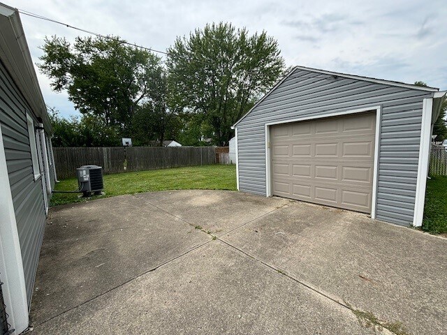 Building Photo - 614 Lindemann Ln