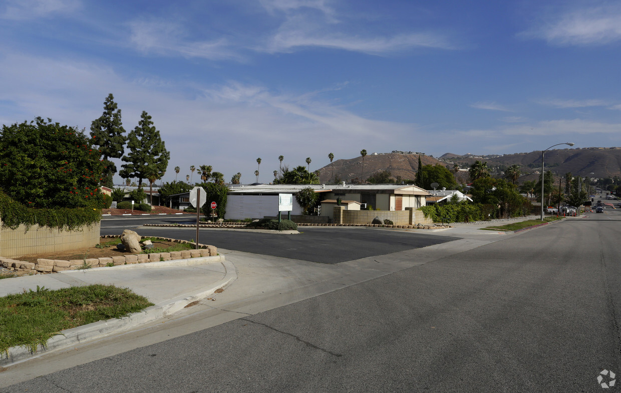 Building Photo - Sierra Pines