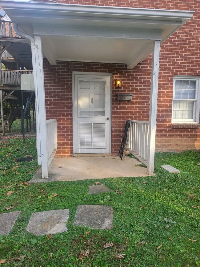 Building Photo - Large Apartment in Albemarle, NC