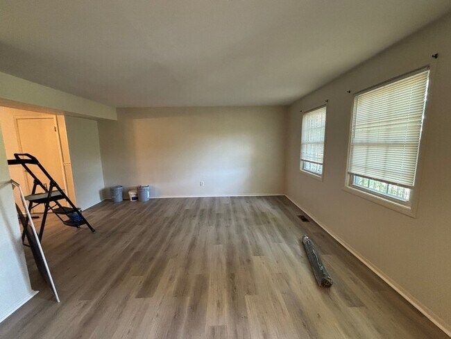 Building Photo - 3 Bedroom Semidetached Home