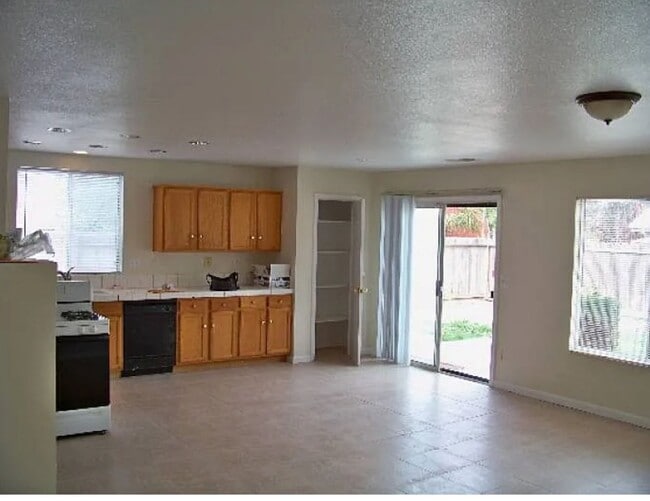 Building Photo - 4 Bedroom/2 Bath Home Stockton Ca
