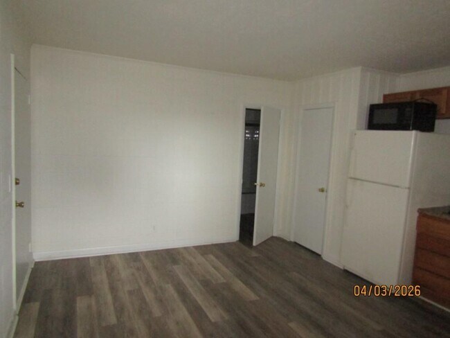 Building Photo - 204 4th Ave N