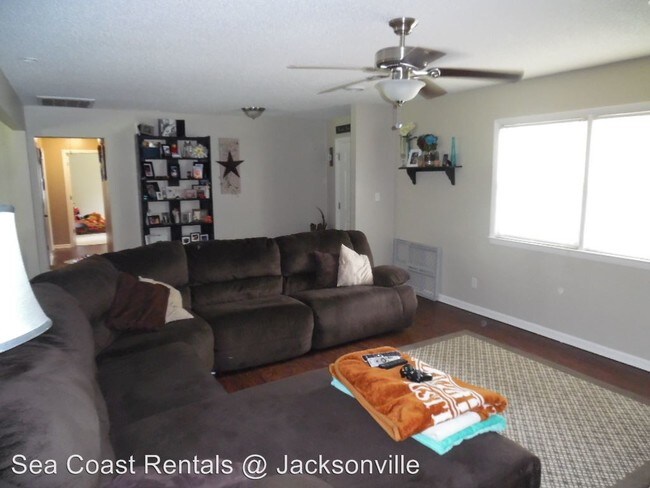 Building Photo - 3 br, 2 bath House - 34 Chapman Ct.