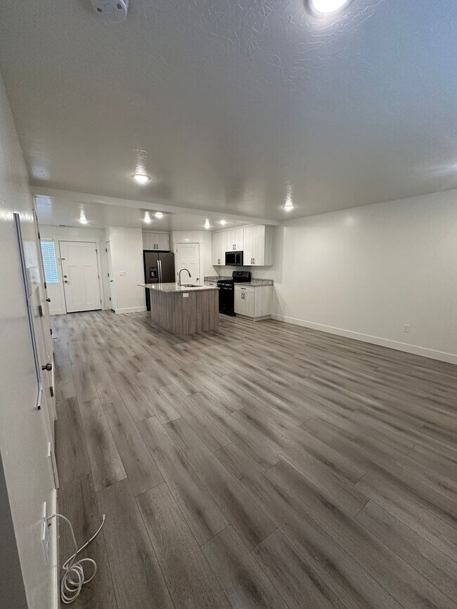 Building Photo - Charming Townhome