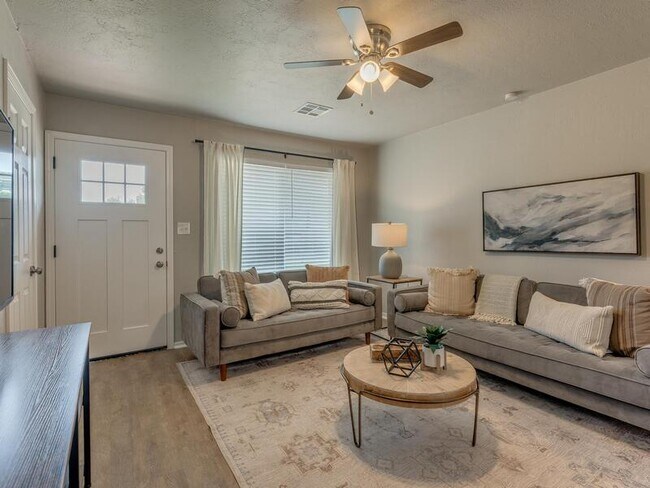 Building Photo - 1009 E Main St