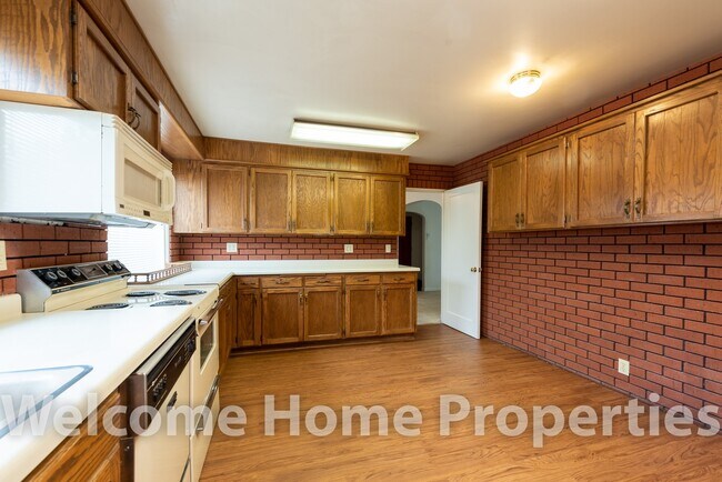Building Photo - 427 SW Bade Ave