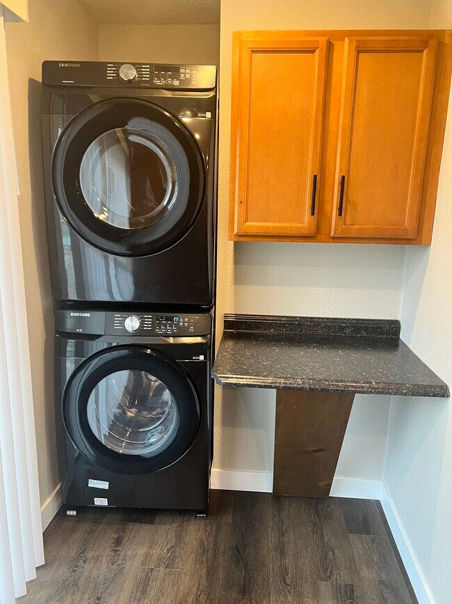 Foto del edificio - 300 Lone Oak Cir