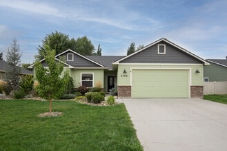 Building Photo - 2743 Spruce Dr
