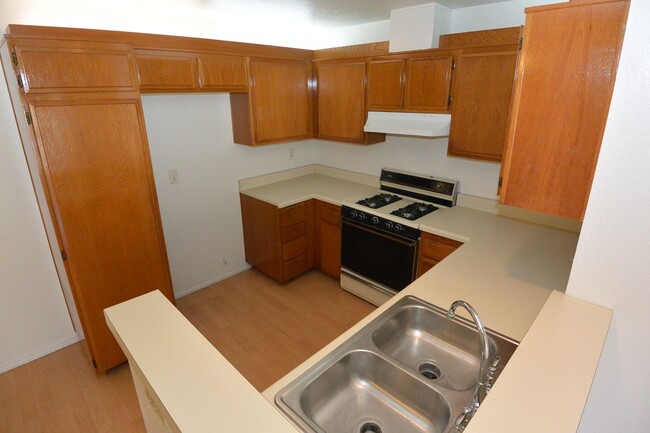 Building Photo - 2 BD 1 BA Upstairs Condominium, Gated Comm...