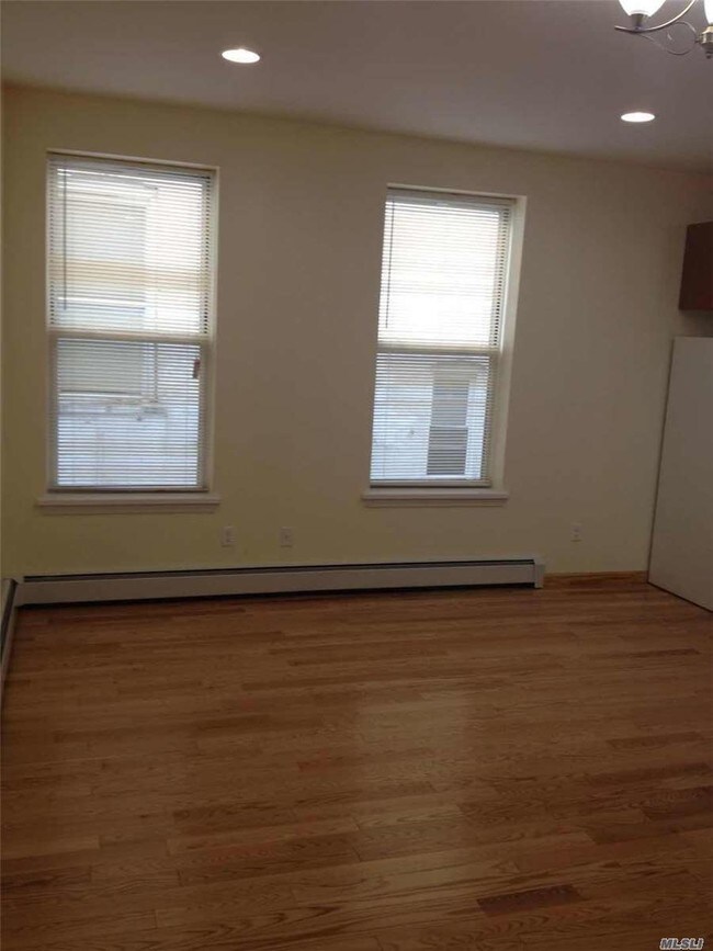 Building Photo - 3225 Corlear Ave