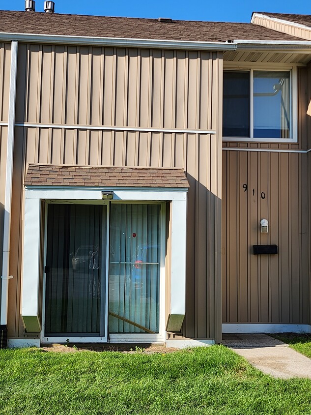 Front facing sliding doors - 910 Morningside Ln