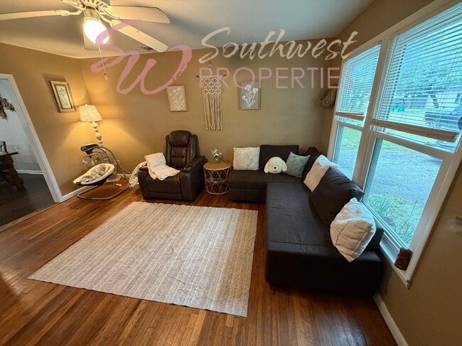 Building Photo - 3 bedroom 1 bath with large bedrooms! Easy walk to campus!