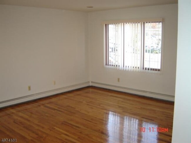Building Photo - 144 N Beverwyck Rd