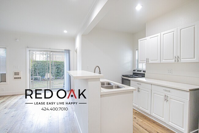 Building Photo - Gorgeous, Charming, Spacious Completely Re...