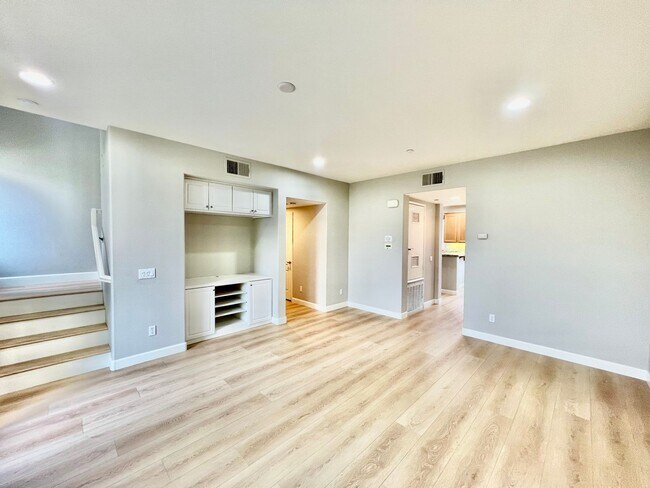 Building Photo - Beautiful 3B/3.5BA w/ Attached Garage & Wa...