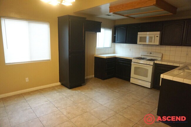 Foto del edificio - Spacious 4 Bedroom Home with Fenced Backyard & Garage