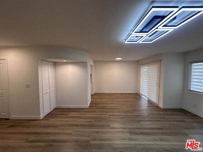 Foto del edificio - 314 S Clark Dr