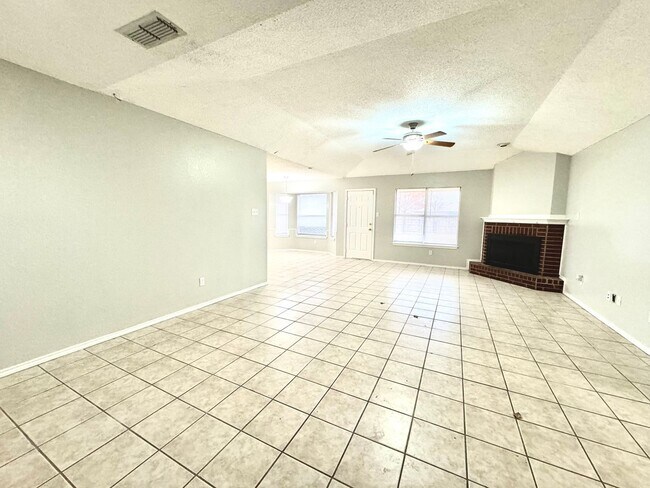 Foto del edificio - 3 bed 2 bath Large Storage Shed