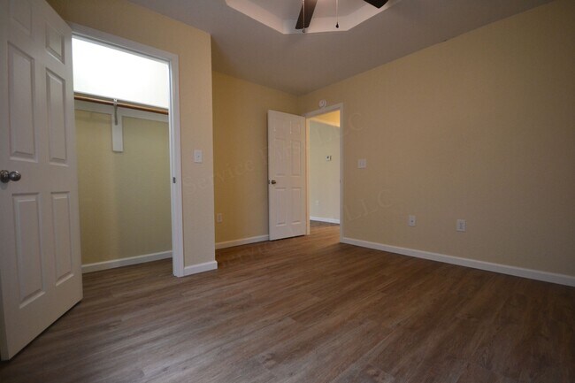 Building Photo - 3 Bed 1 Bath House with a 1 Car Garage For...