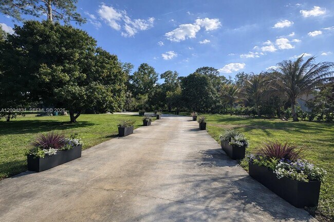 Foto del edificio - 16932 Calder Dr W