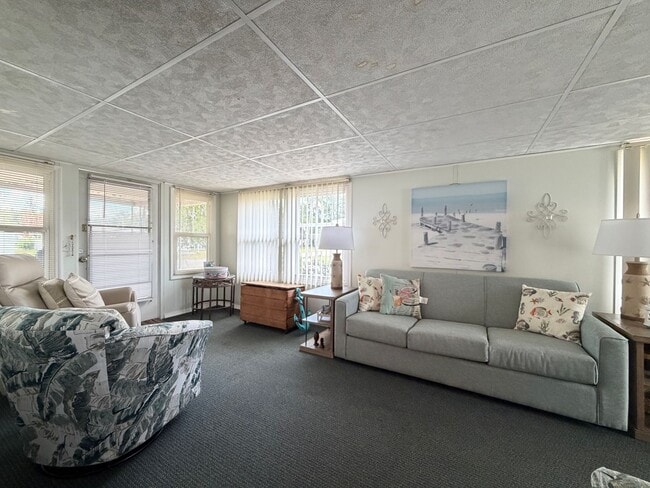 Building Photo - 4833 Royal Palm Dr