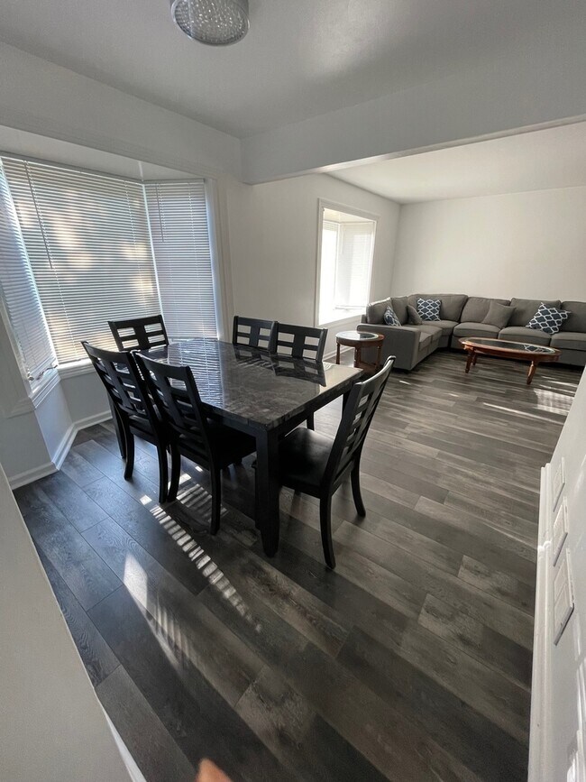 Building Photo - 560 Dover Dr