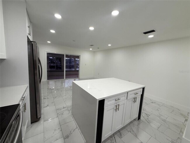 Building Photo - 5039 Pelican Dr