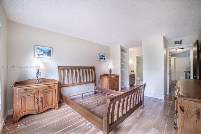 Building Photo - 3760 Inverrary Dr