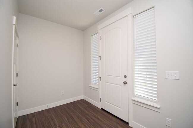 Foto del edificio - Bright 3 bed Condo with Pool, HOA, and Great Amenities!!
