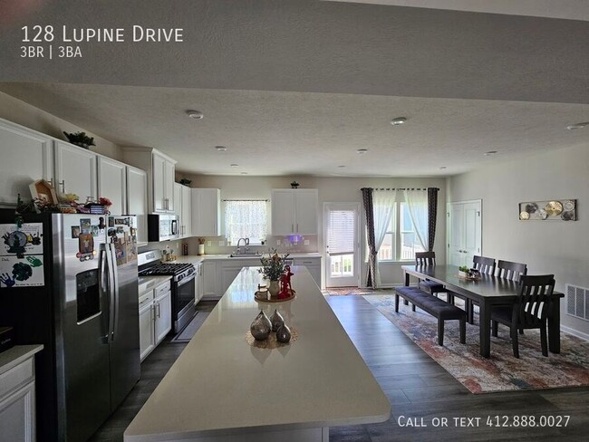 Foto del edificio - 128 Lupine Dr