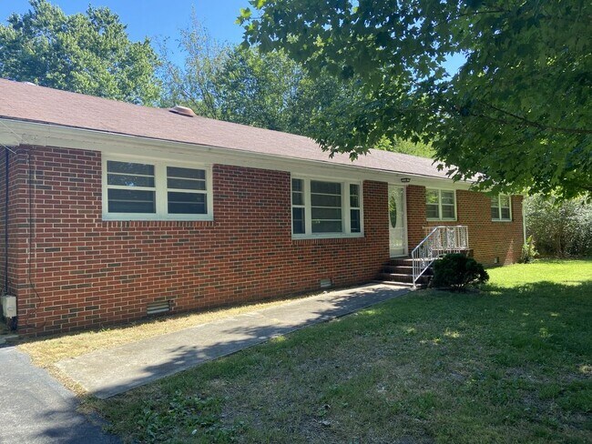 Building Photo - 1011 Oak Dr.