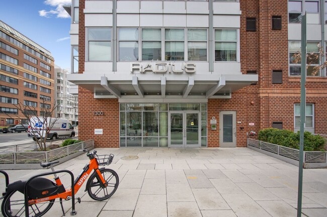 Logan Circle! //Professionally Managed & Recently Renovated // Studio // Open Floor-Plan in a Mo... - Logan Circle! //Professionally Managed & Recently Renovated // Studio  // Open Floor-Plan in a Mo... Apartment