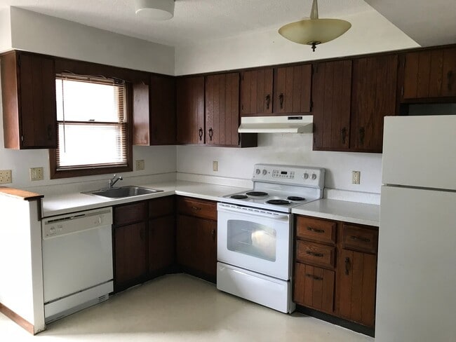 Building Photo - Fall Leasing - 2 Bed/1.5 Bath in Iowa City